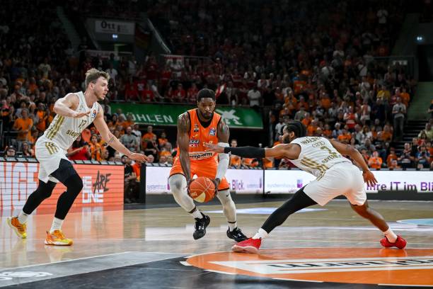 的篮板拼抢 的篮板拼抢